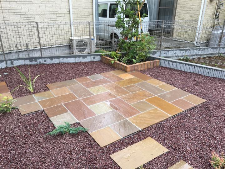 川越市　自然石テラス　おしゃれな砂利のお庭