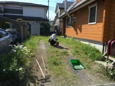 川越市　駐車場施工　まずは草刈