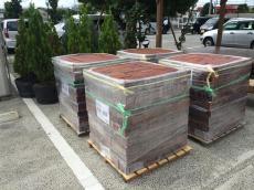 所沢　花壇施工用レンガが納品されました