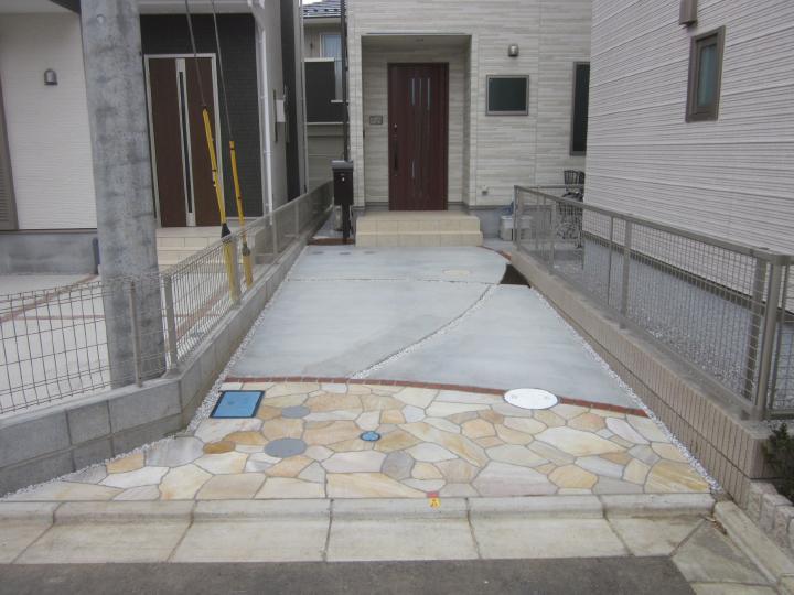 川越市　O様邸　乱形石貼りの入口がポイン...