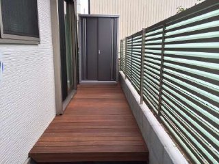 さいたま市：アイアンウッドデッキと風通しの良いルーバータイプのフェンス