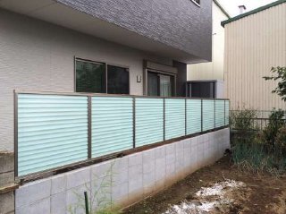さいたま市：アイアンウッドデッキと風通しの良いルーバータイプのフェンス