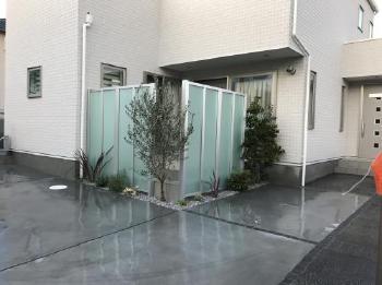 タイルテラスはスクリーンフェンスで囲ってプライバシー確保
