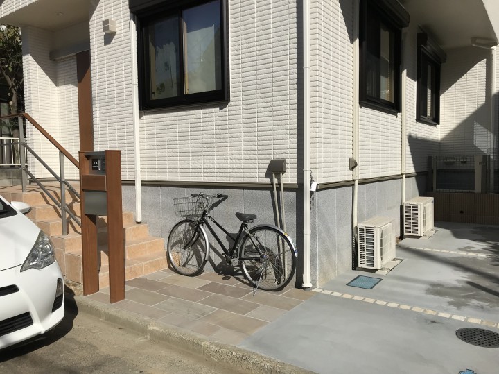 川越市　新築外構　玄関前と駐車場