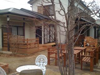 お庭からの風景は、アイアンウッドのテーブルセットとデッキで統一感があり、いい感じです。