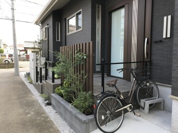 川越市　新築外構　スリットフェンスと植栽