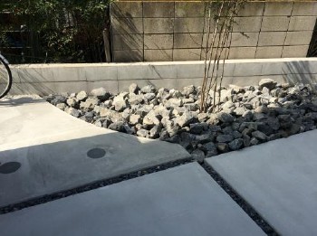 所沢市　植栽下部には栗割石　新築外構