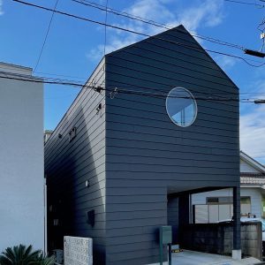 吹抜けを彩る猫窓・天窓のある家 | 前田...