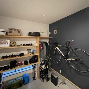 吹抜けを彩る猫窓・天窓のある家 | 前田...