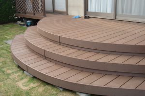 N邸　デッキ（木の樹?）