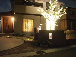 Y邸　アプローチの照明、ライトアップ