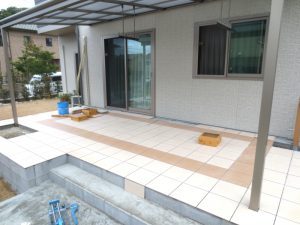 広いタイルテラスに屋根テラス　施工中！