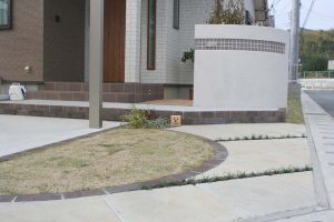 山口市　Ｏ邸　自然石のアプローチで