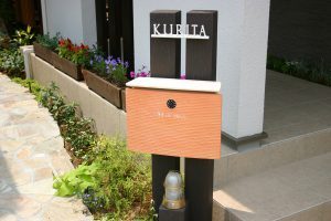 石貼デザインとポストが印象的　宇部Ｋ邸