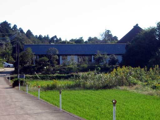 しっくいと瓦屋根の長屋門−草深の家−青戸...