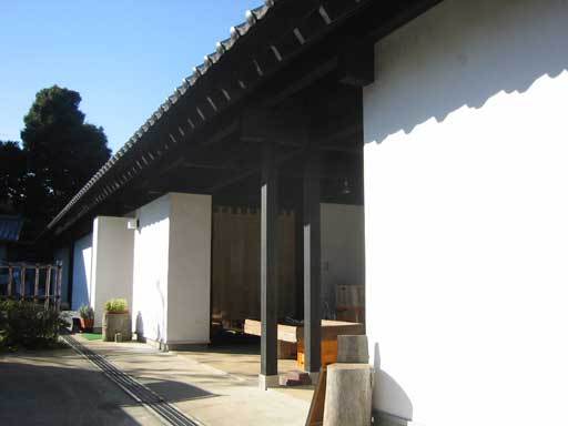 しっくいと瓦屋根の長屋門−草深の家−青戸...