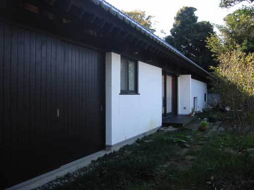 しっくいと瓦屋根の長屋門−草深の家−青戸...