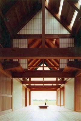 しっくいと大きな瓦屋根−印旛の家−青戸信...