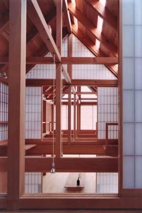 しっくいと大きな瓦屋根−印旛の家−青戸信...