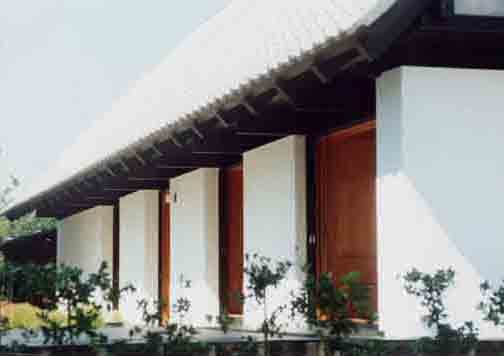 しっくいと大きな瓦屋根−印旛の家−青戸信...