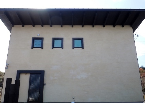 大きな土壁のアンティークハウス−桑橋の家...