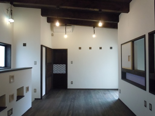 大きな土壁のアンティークハウス−桑橋の家...