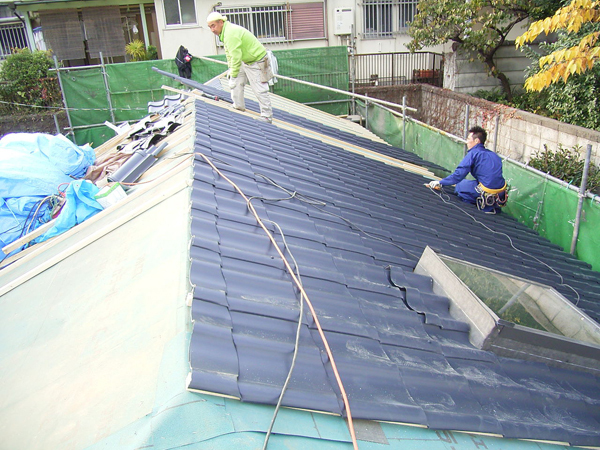 軽量瓦で屋根を軽く、ツイン基礎を採用、 安心安全のしっかり耐震