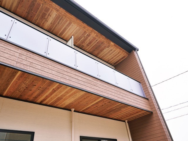 木造の2階建ての社員寮。LC-core構...