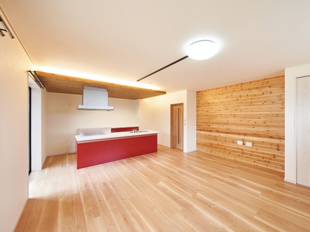 木造の2階建ての社員寮。LC-core構...