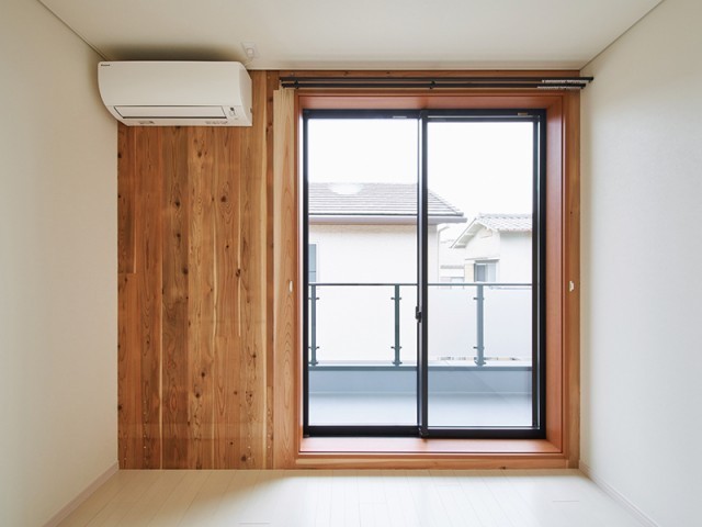 木造の2階建ての社員寮。LC-core構...