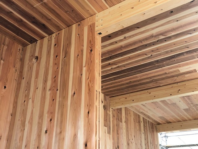 木造の2階建ての社員寮。LC-core構...