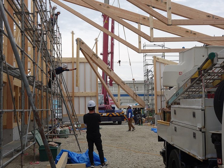 ベースセッターと大型パネルを使用した中規...