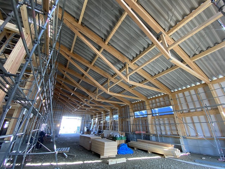 ベースセッターと大型パネルを使用した中規...