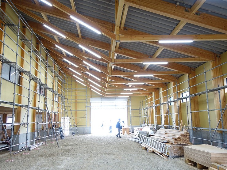 ベースセッターと大型パネルを使用した中規...