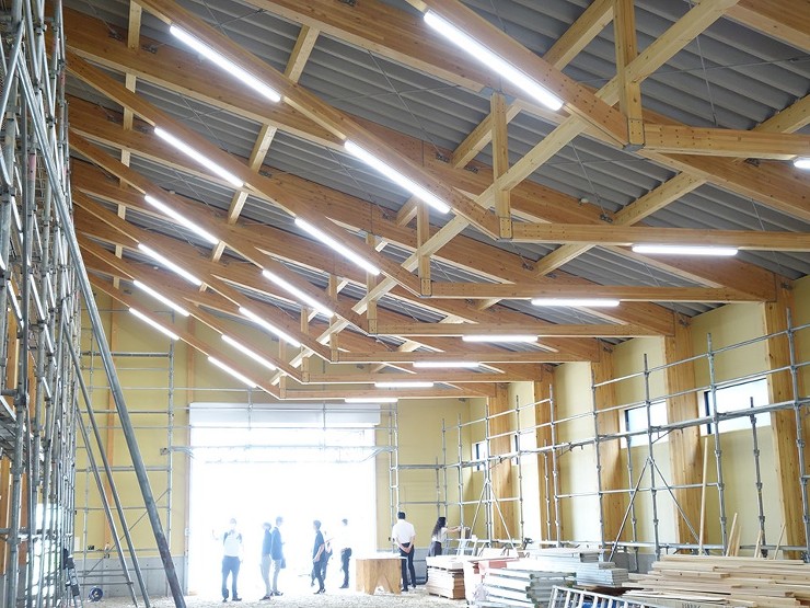 ベースセッターと大型パネルを使用した中規...