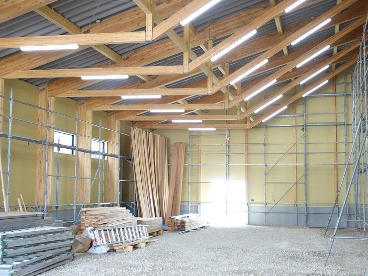 ベースセッターと大型パネルを使用した中規...