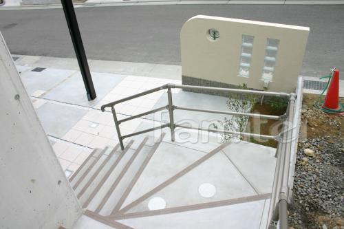 白を基調にした、さわやかな階段　施工例