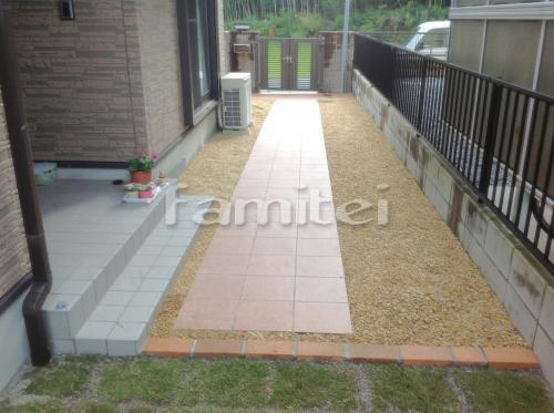 玄関まわり 防犯錆砂利敷き 防草シート加...