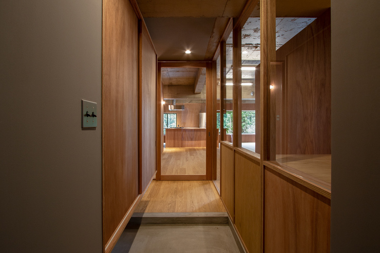 マンションリノベーション 玄関 ラワン合板、ガラス張り 開放感のある玄関 京都