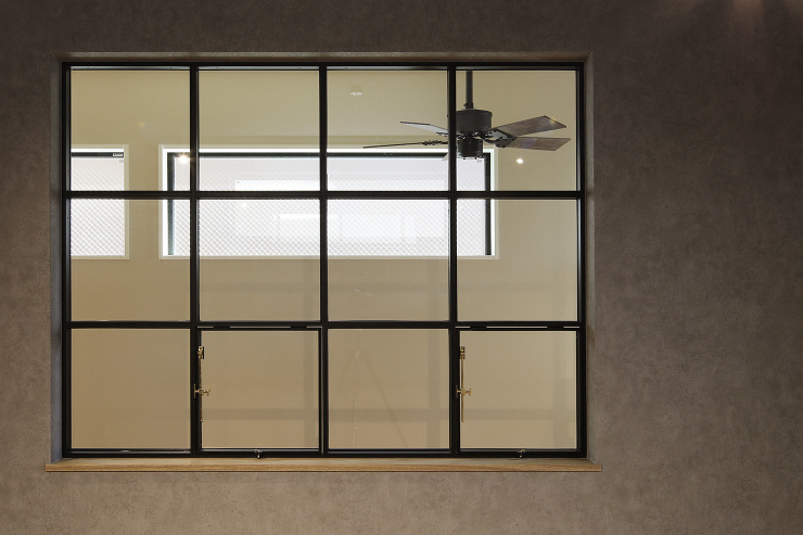 スチール窓 スチールの格子窓デザイン。大きな窓を設置し、開放感が増しました