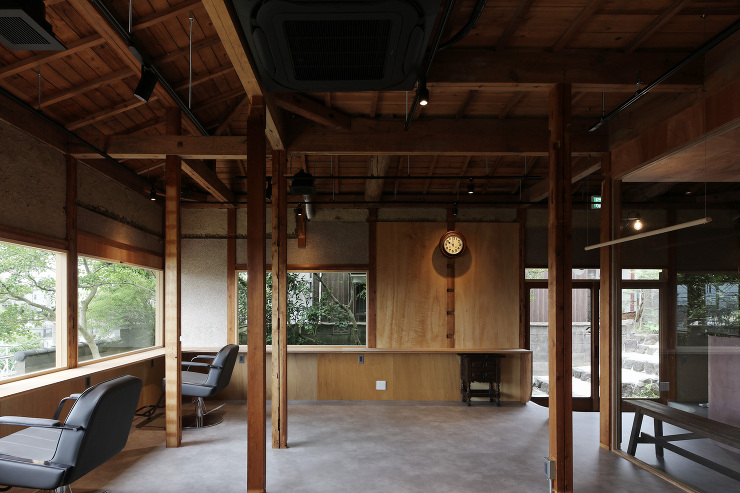 古民家の面影を残すよう土壁や柱梁生かしラワン合板と組合わせて再設計