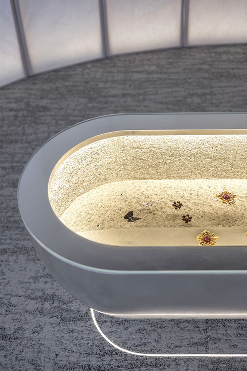 ショーケースの中は左官によってデザイン