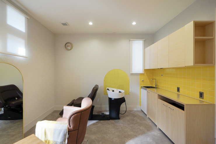 黄色のアクリル、タイル　おしゃれなで明るい店舗空間