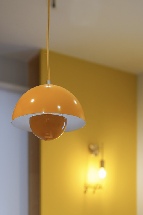 黄色の可愛いペンダントライト 店舗インテリア