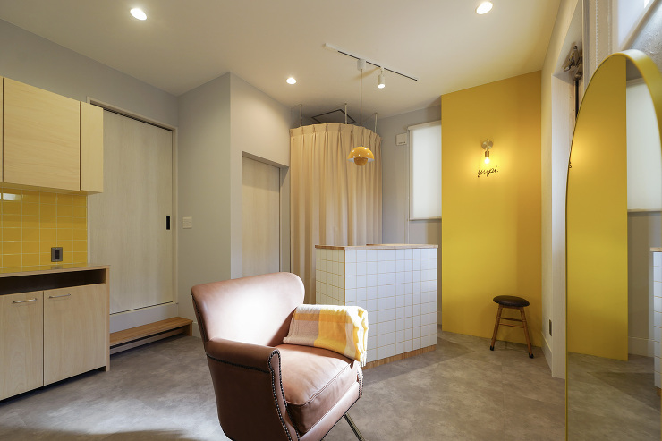 ご自宅の一角に小さな美容室。黄色がアクセントカラー 京都市 右京区 店舗デザイン