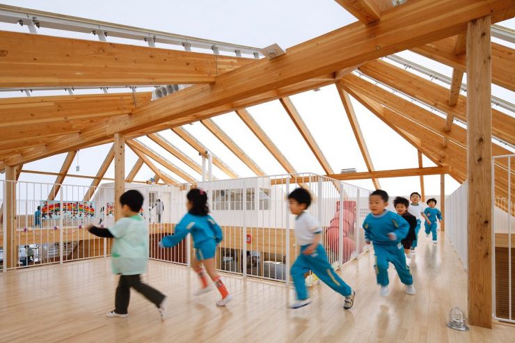 かなや幼稚園 | 屋根いっぱいの空の下、...