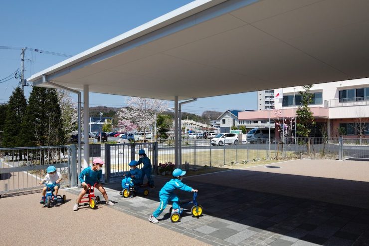 かなや幼稚園 | 屋根いっぱいの空の下、...
