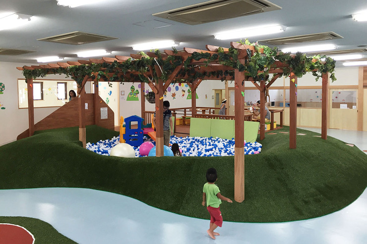 駅前子育て広場 わんぱくステーション＿芝の丘の周りをグルグル回る