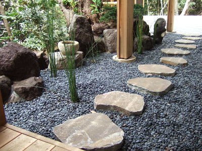 飛石と砂利の庭