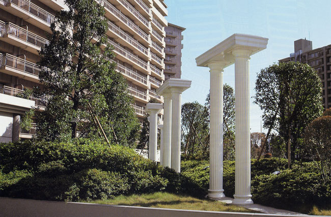 FRP製 ギリシャ建築 装飾柱（飾り柱）： ドリス(ドーリア)式 円柱（丸柱）および特注ボーダー　 エクステリア例　
